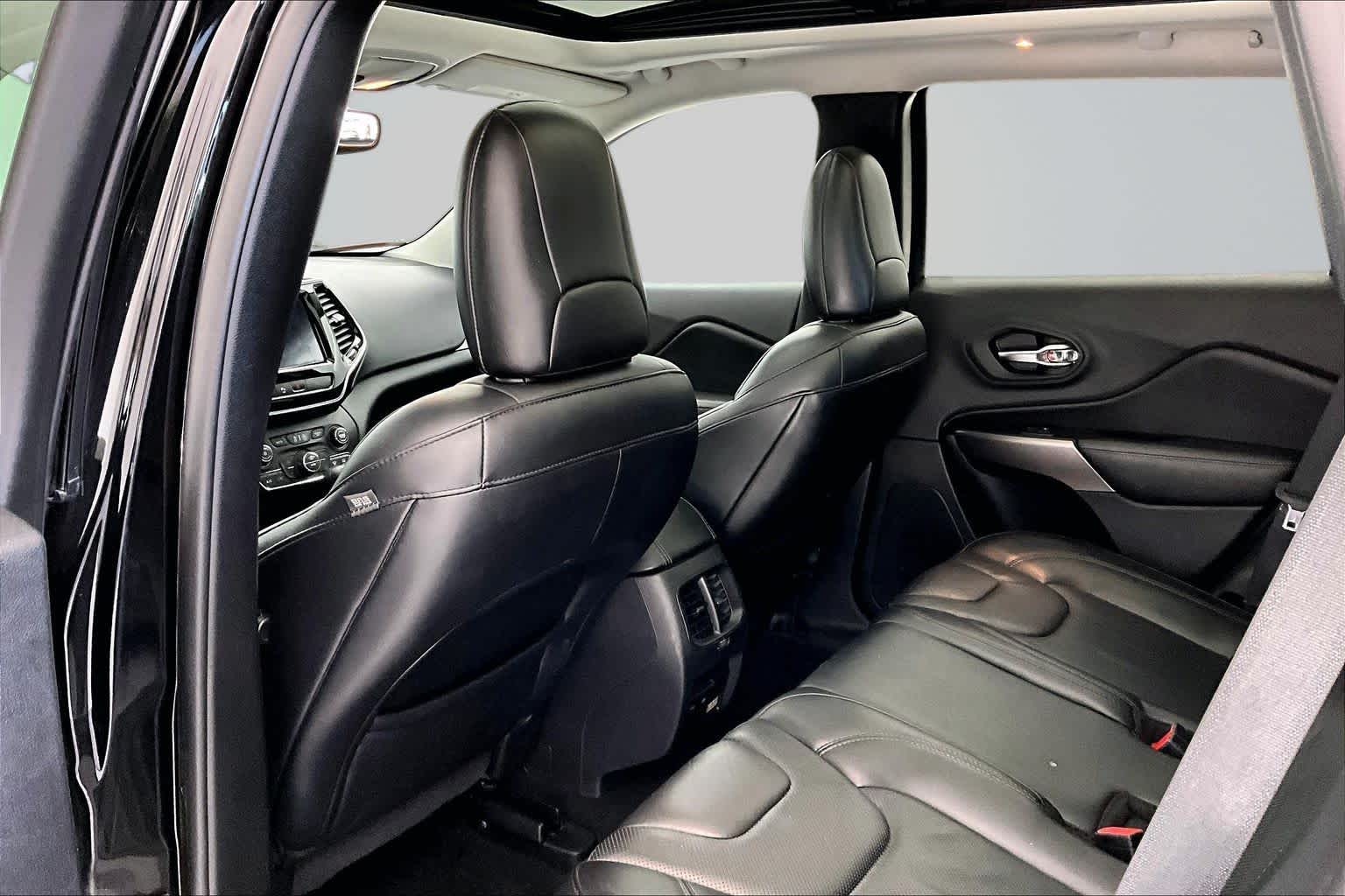 Thumbnail: 2019 Jeep Cherokee - 12