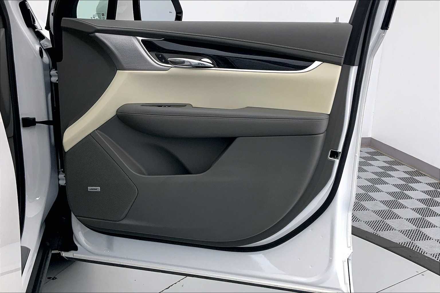 Thumbnail: 2022 Cadillac XT6 - 24