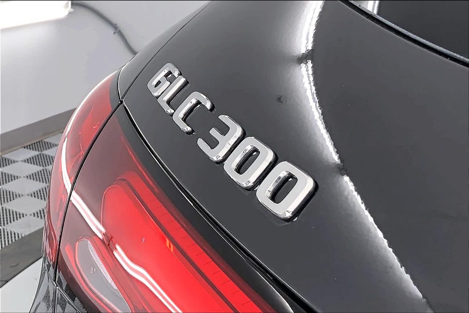 2025 Mercedes-Benz GLC 300 7