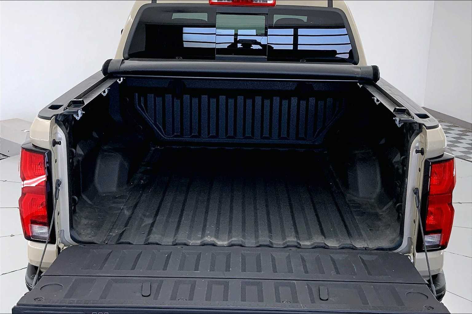 Thumbnail: 2024 Chevrolet Colorado - 19