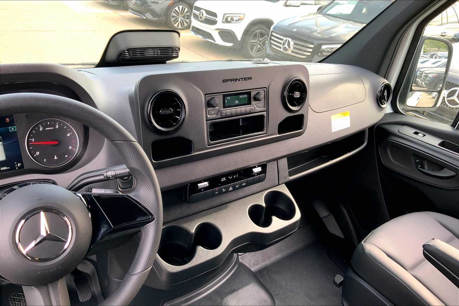 Thumbnail: 2025 Mercedes-Benz Sprinter - 15