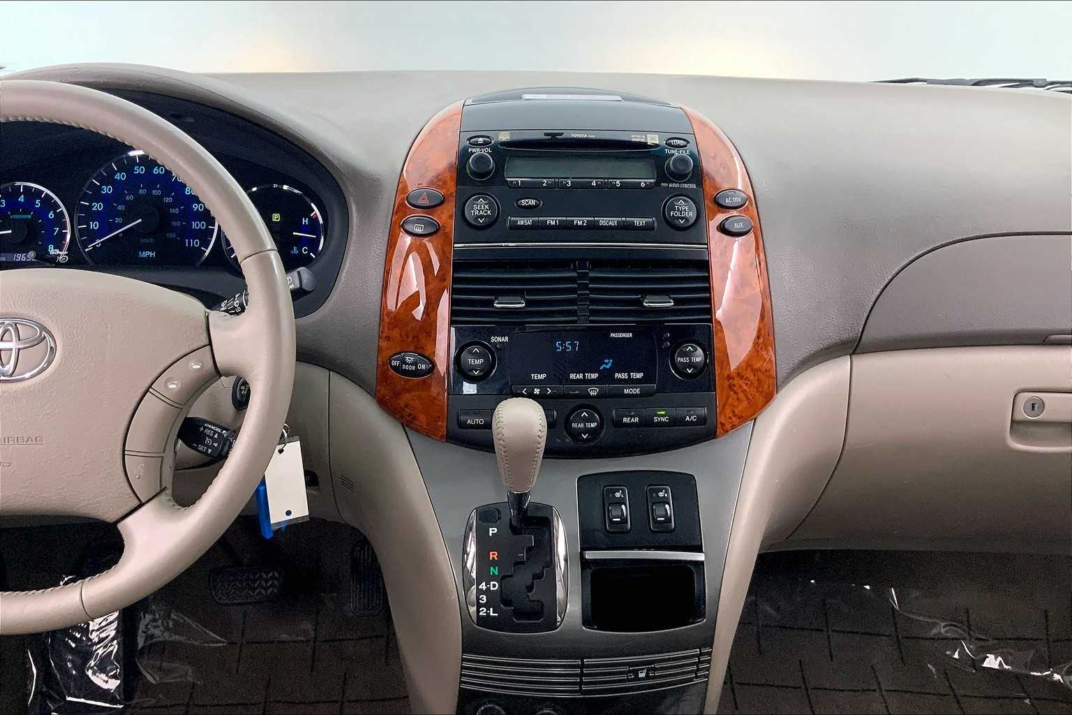 Thumbnail: 2008 Toyota Sienna - 16