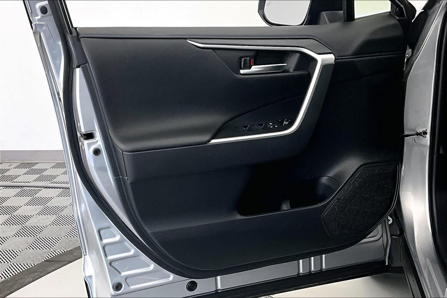 Thumbnail: 2020 Toyota RAV4 - 23