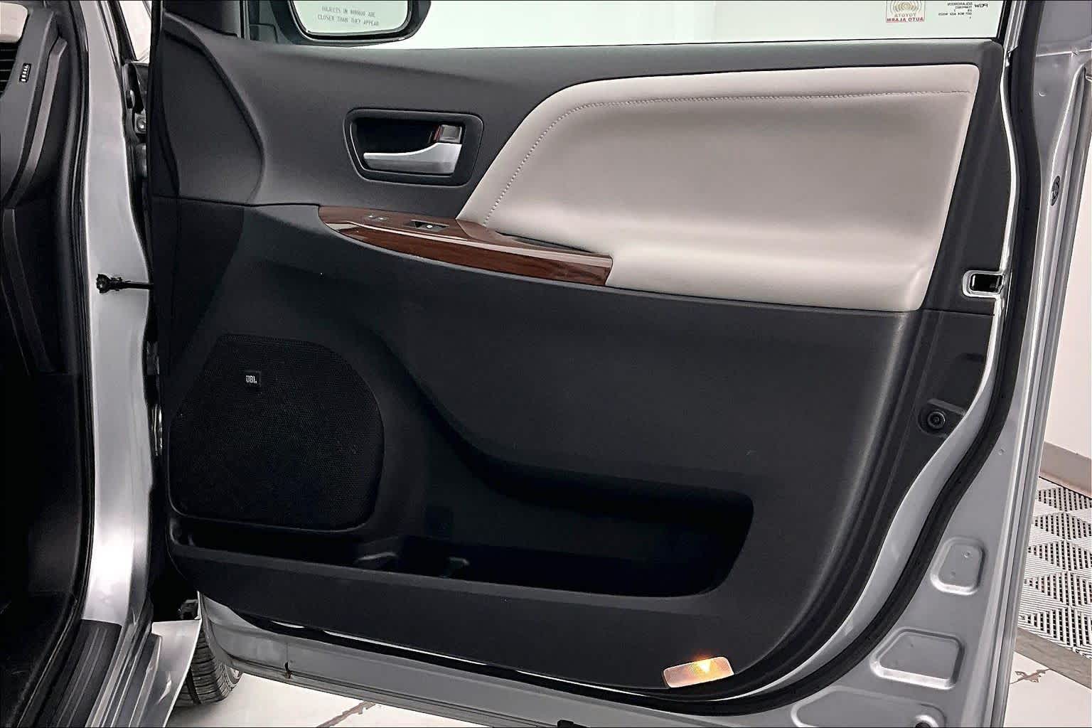 Thumbnail: 2017 Toyota Sienna - 24