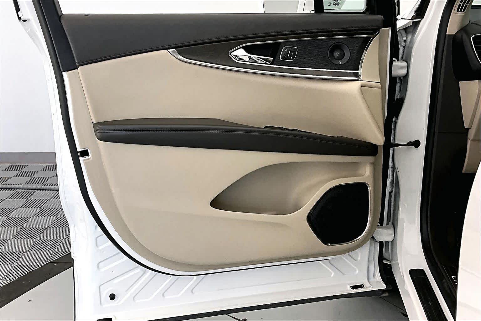 Thumbnail: 2020 Lincoln Nautilus - 23