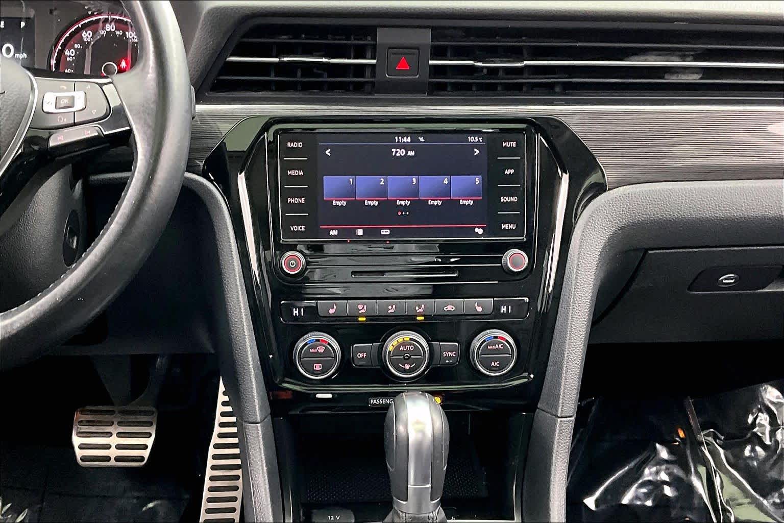 Thumbnail: 2020 Volkswagen Passat - 16