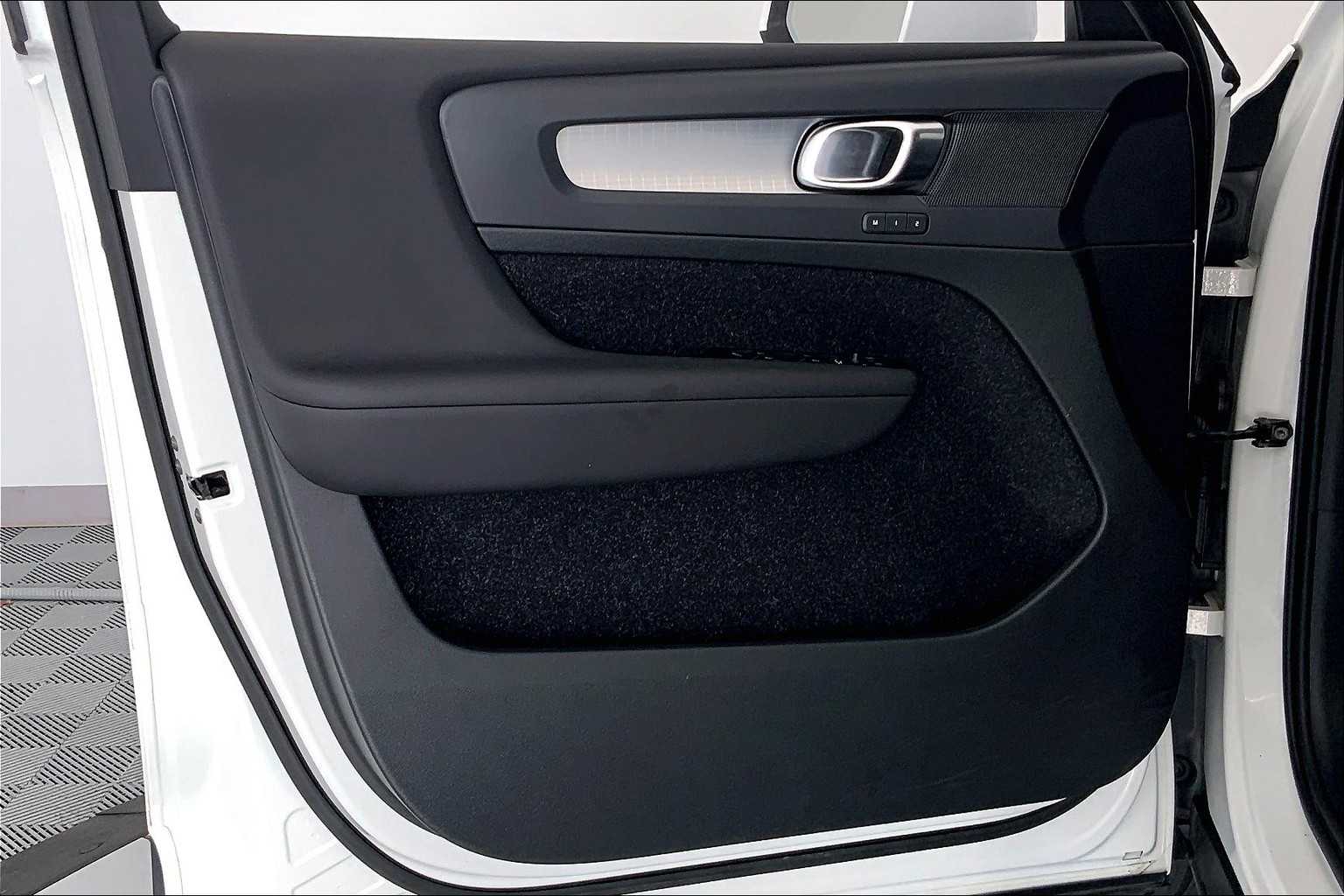 2021 Volvo XC40 T5 Momentum 23