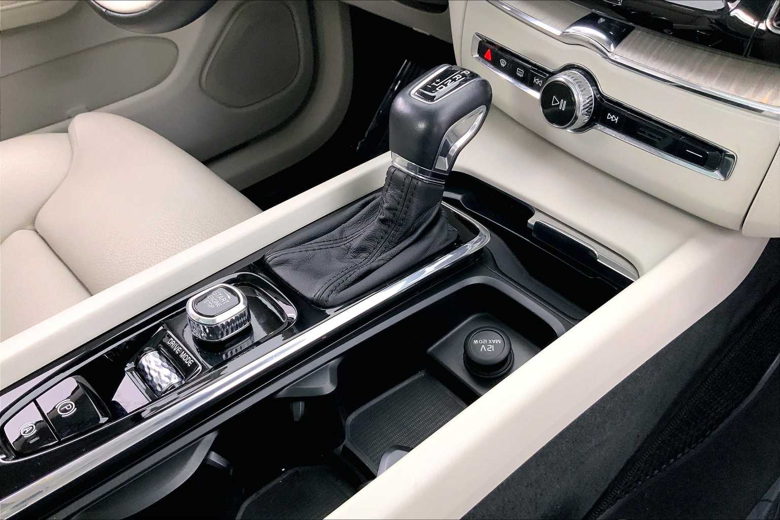 Thumbnail: 2018 Volvo XC60 - 27
