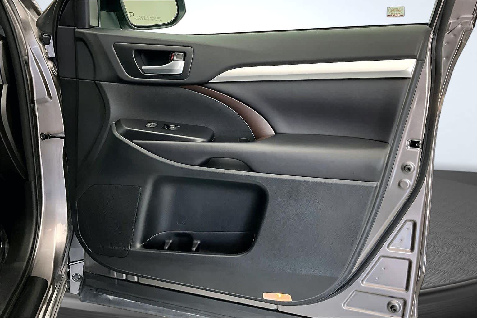 Thumbnail: 2016 Toyota Highlander - 24