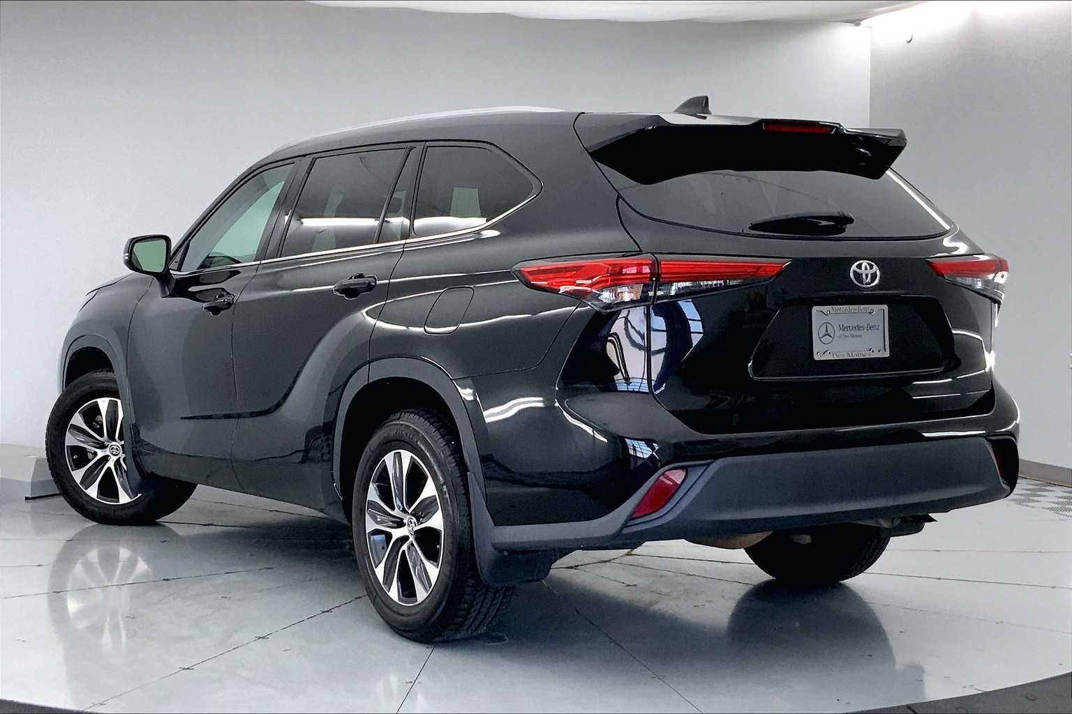 Thumbnail: 2021 Toyota Highlander - 4