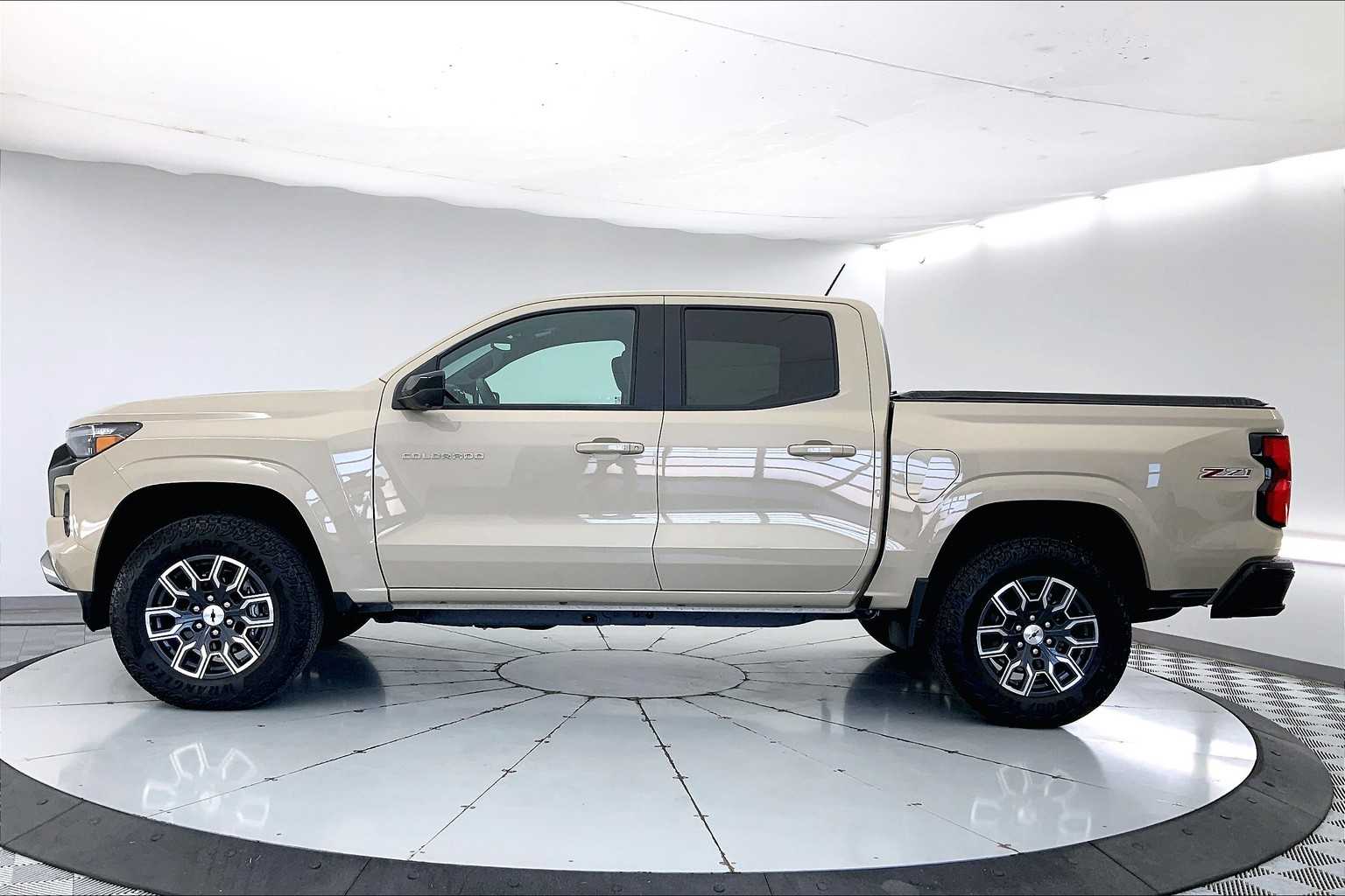 Thumbnail: 2024 Chevrolet Colorado - 3