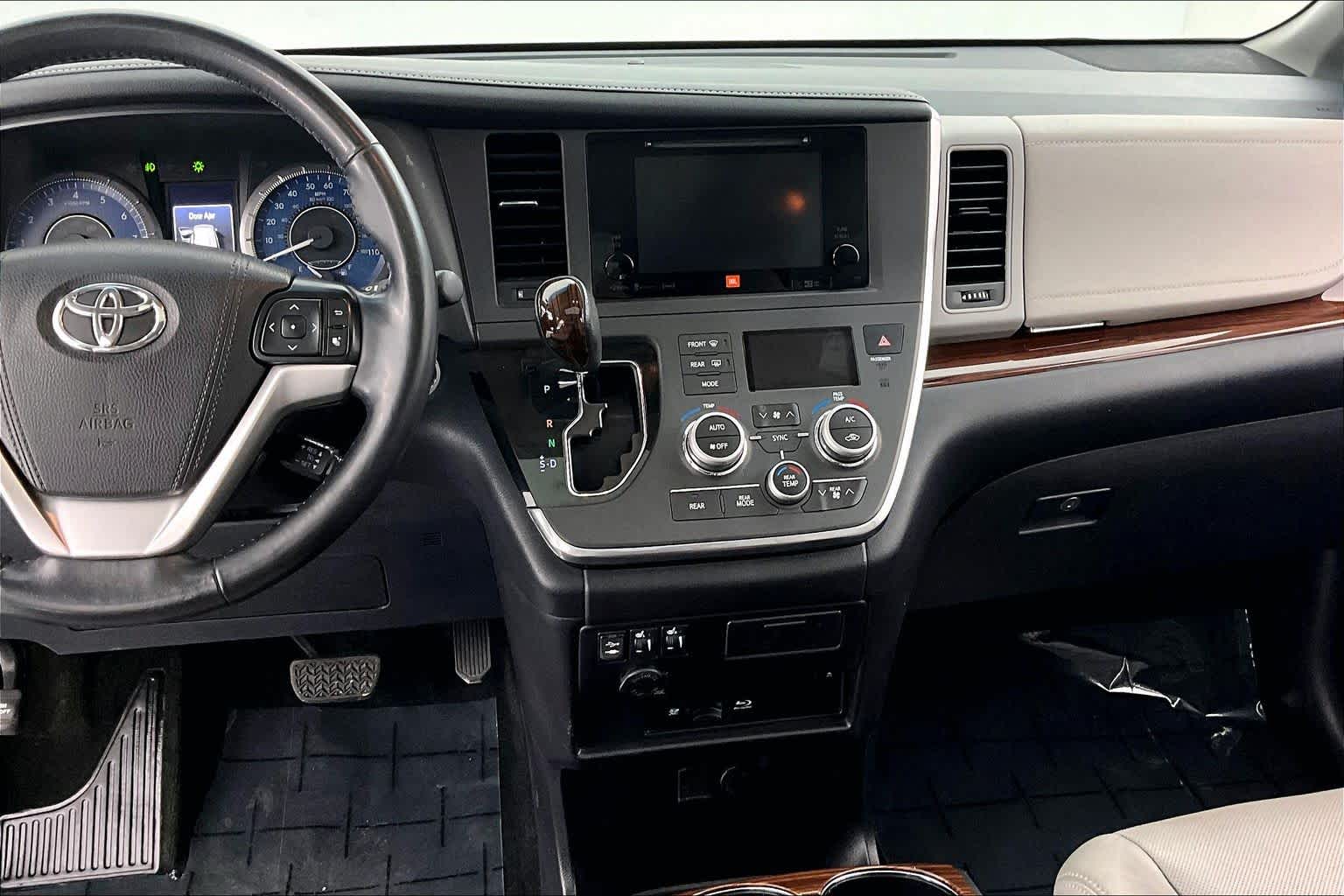 Thumbnail: 2017 Toyota Sienna - 16