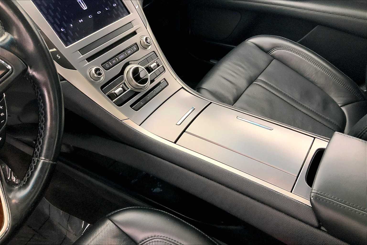 Thumbnail: 2020 Lincoln MKZ - 17