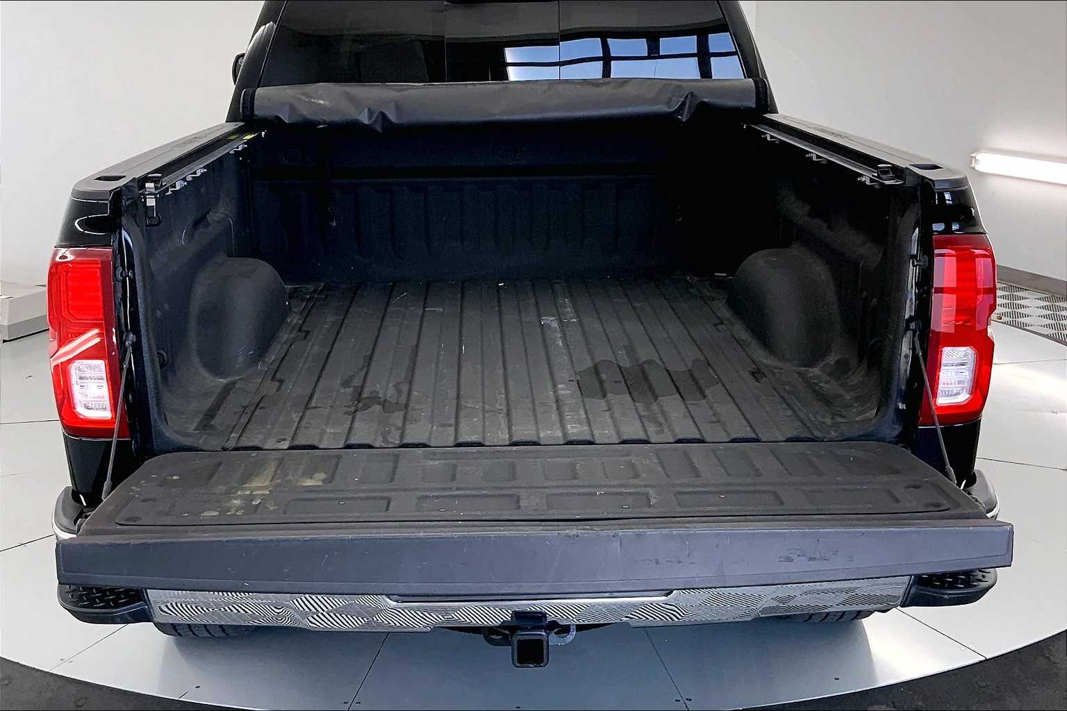 Thumbnail: 2017 Chevrolet Silverado 1500 - 19