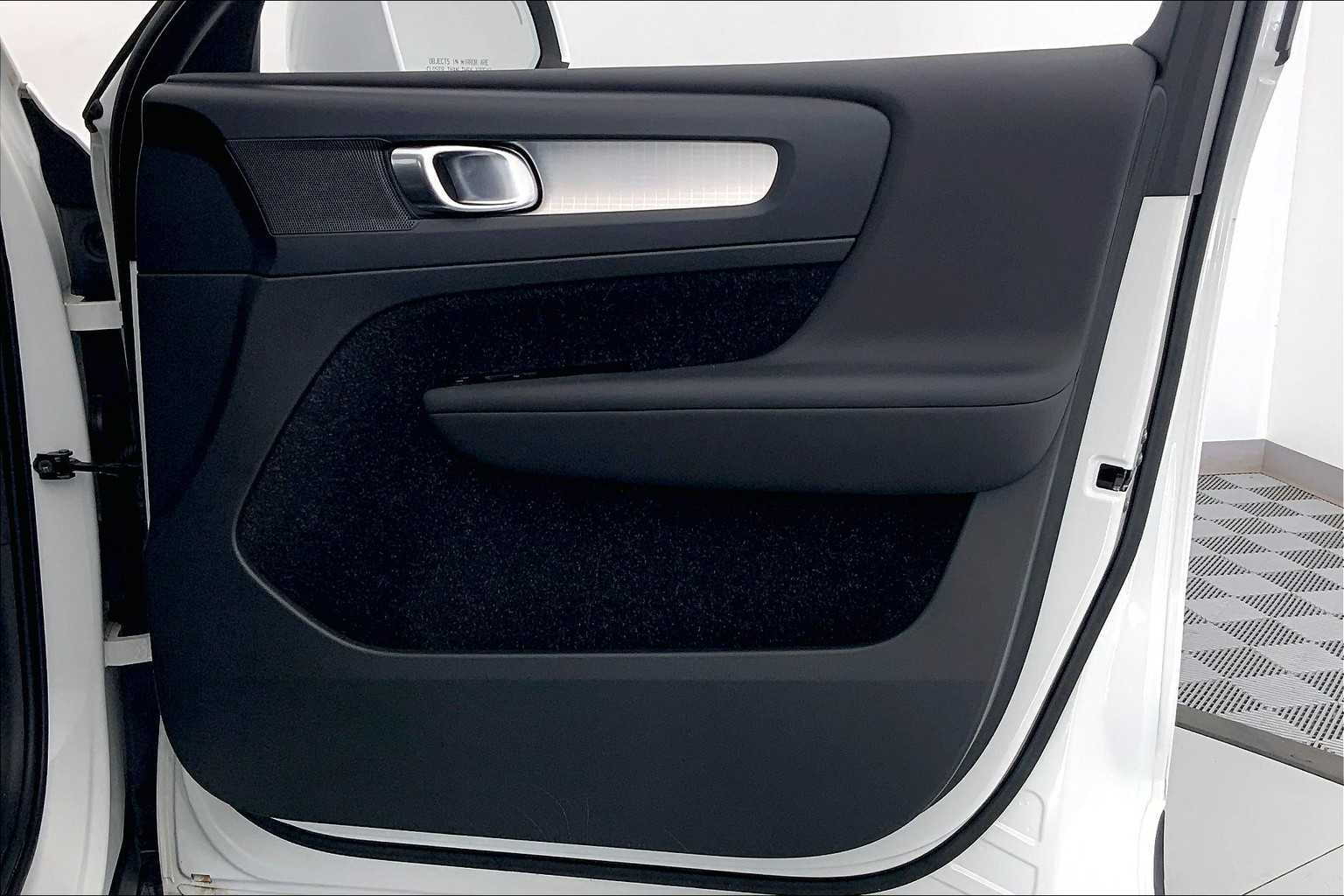 2021 Volvo XC40 T5 Momentum 24