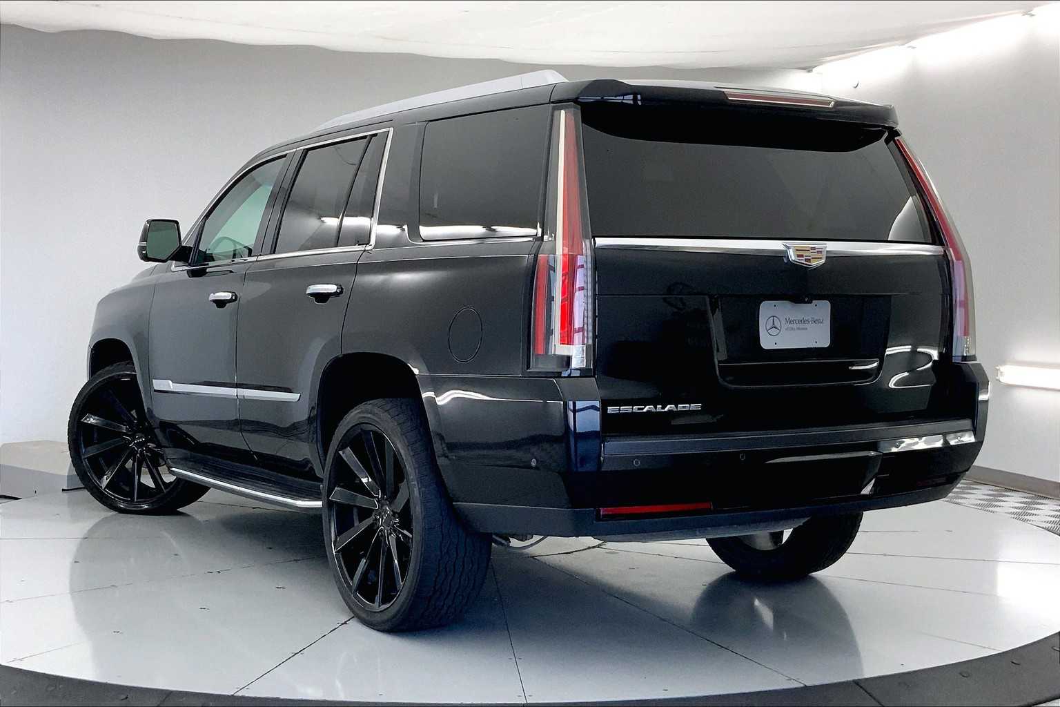 Thumbnail: 2017 Cadillac Escalade - 4