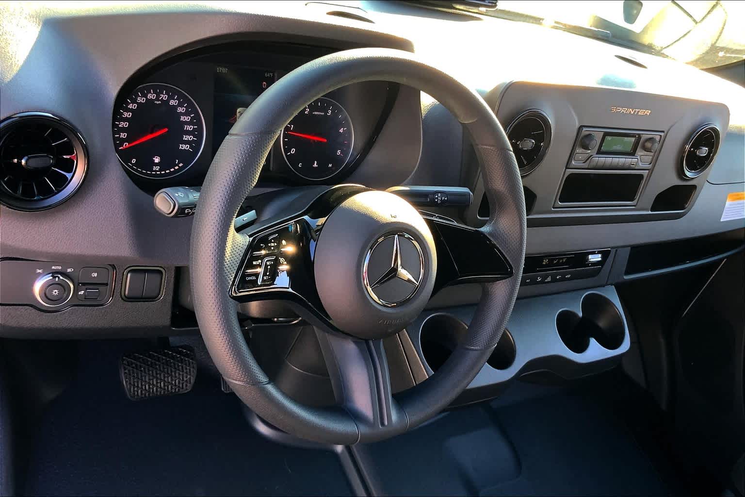 Thumbnail: 2025 Mercedes-Benz Sprinter - 14