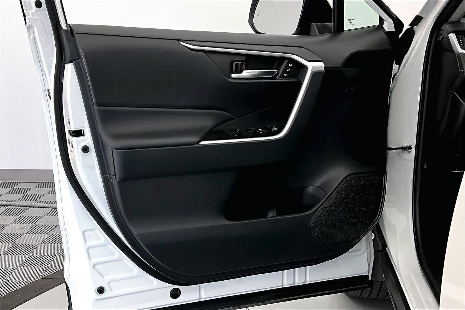 Thumbnail: 2021 Toyota RAV4 - 23