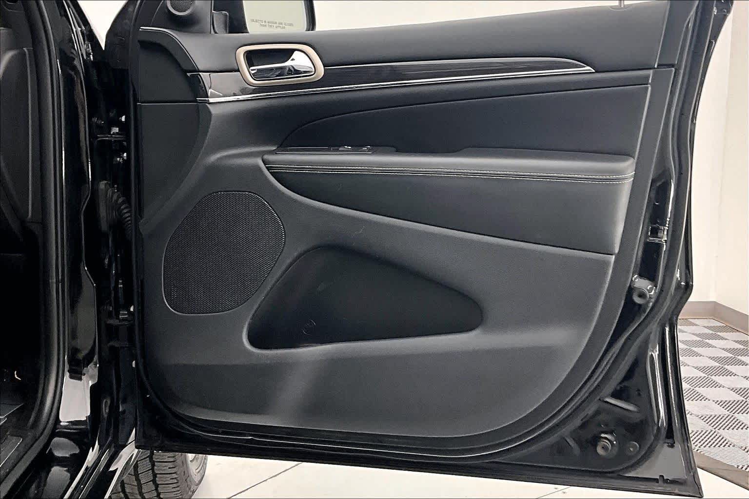 Thumbnail: 2017 Jeep Grand Cherokee - 24