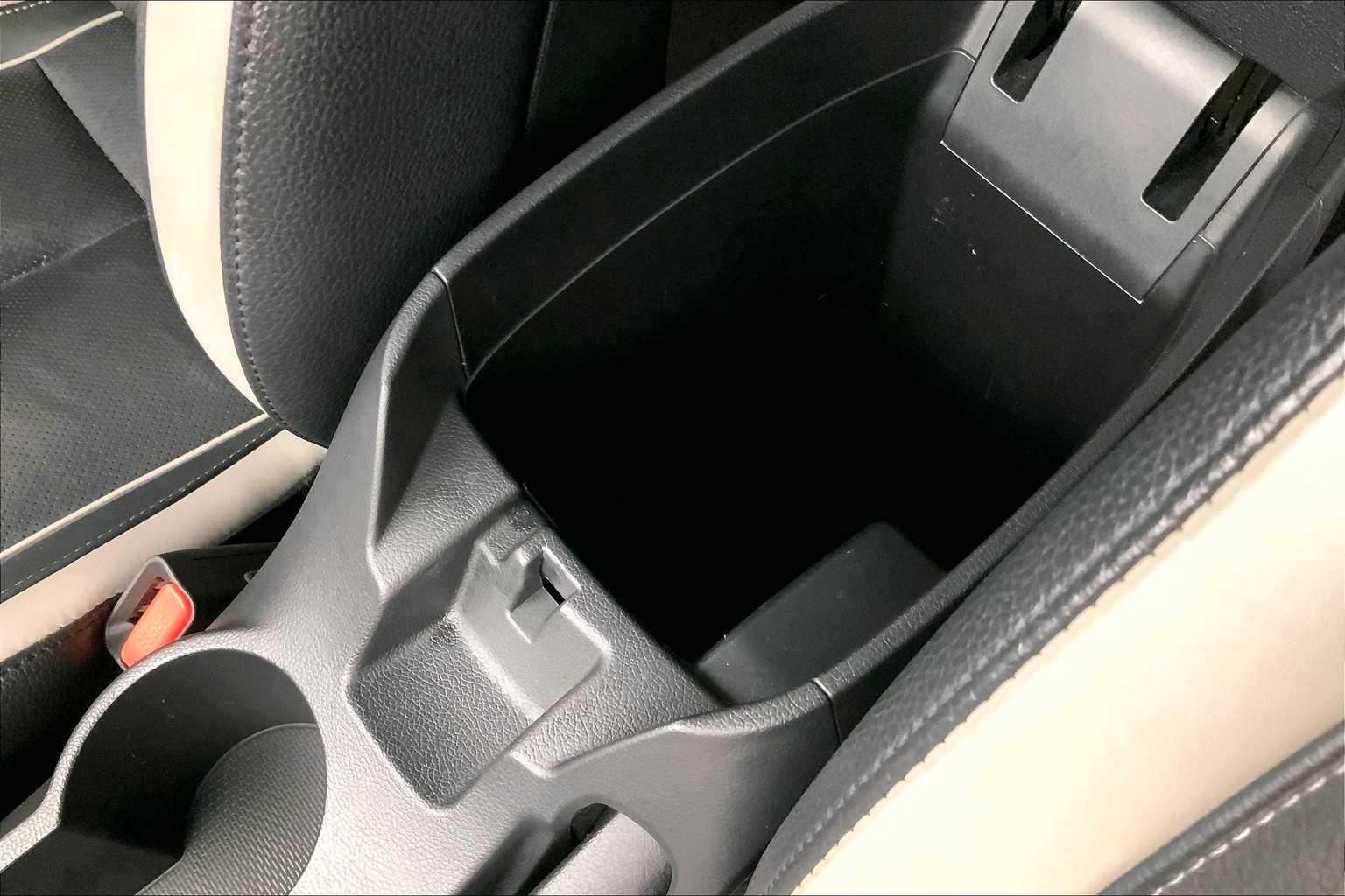 Thumbnail: 2015 Hyundai Veloster - 27