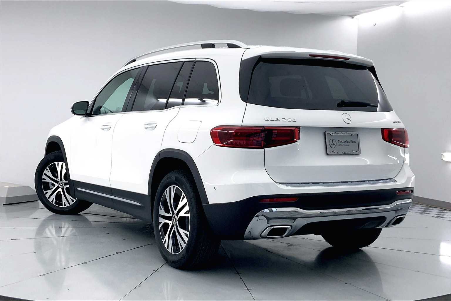 Thumbnail: 2025 Mercedes-Benz GLB - 4