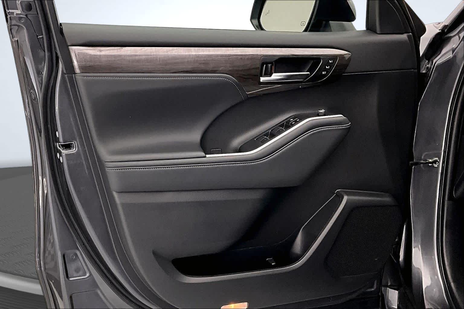 Thumbnail: 2022 Toyota Highlander - 22