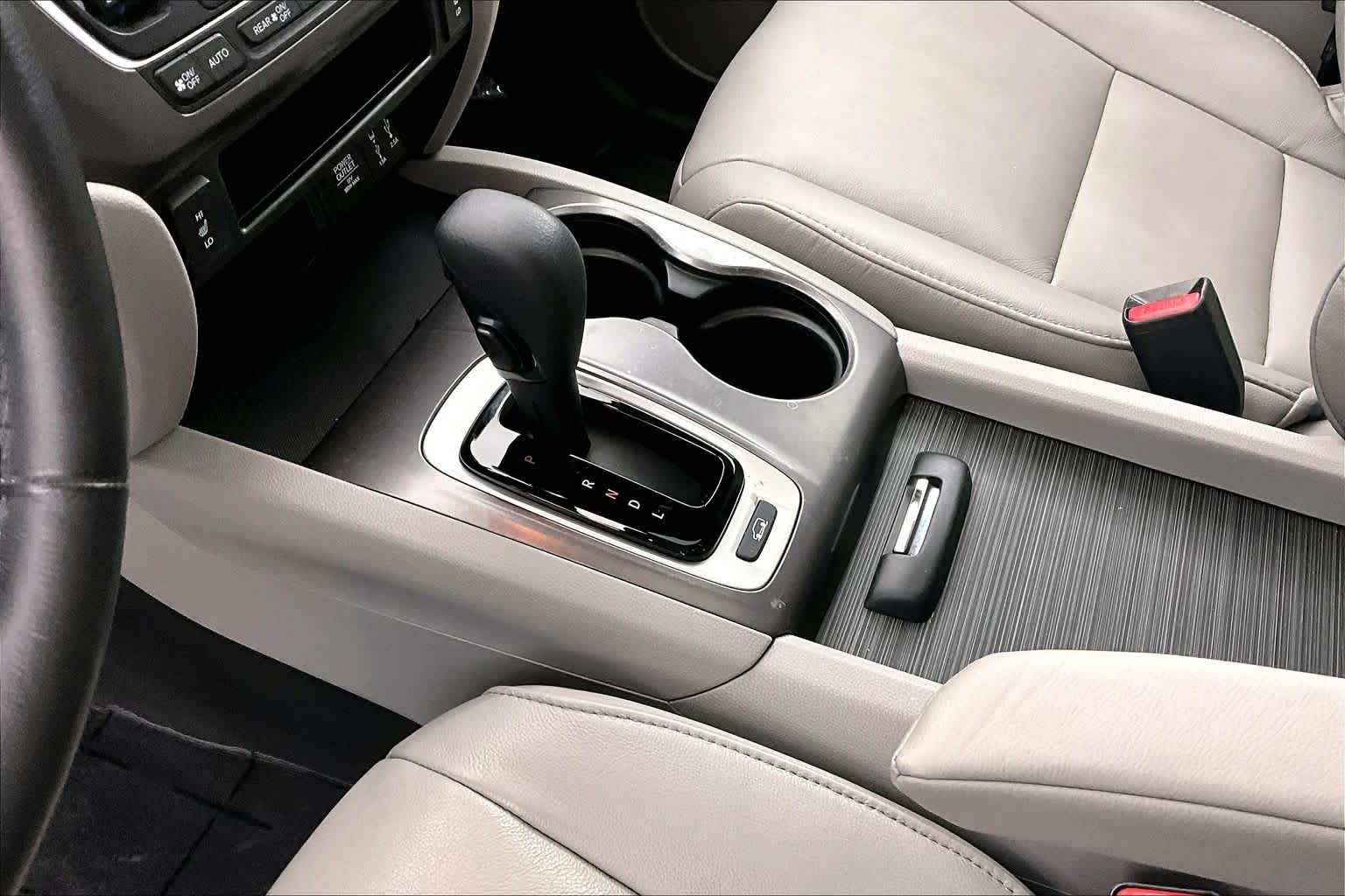 Thumbnail: 2017 Honda Pilot - 17