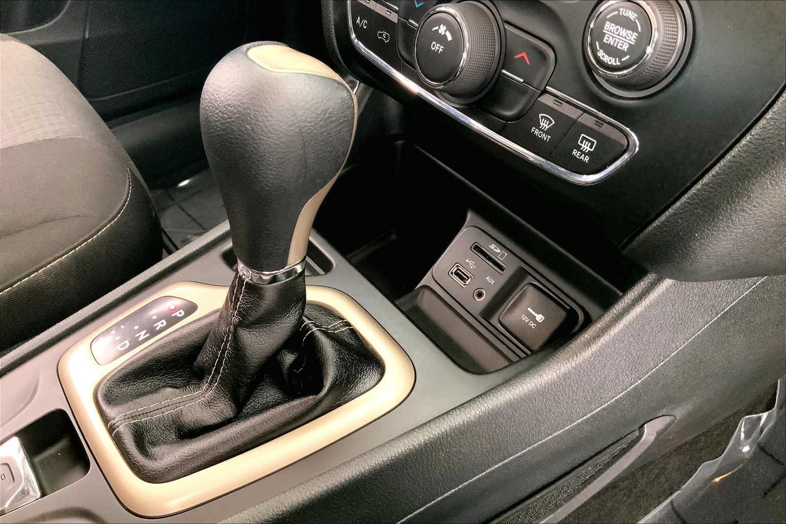 Thumbnail: 2015 Jeep Cherokee - 26