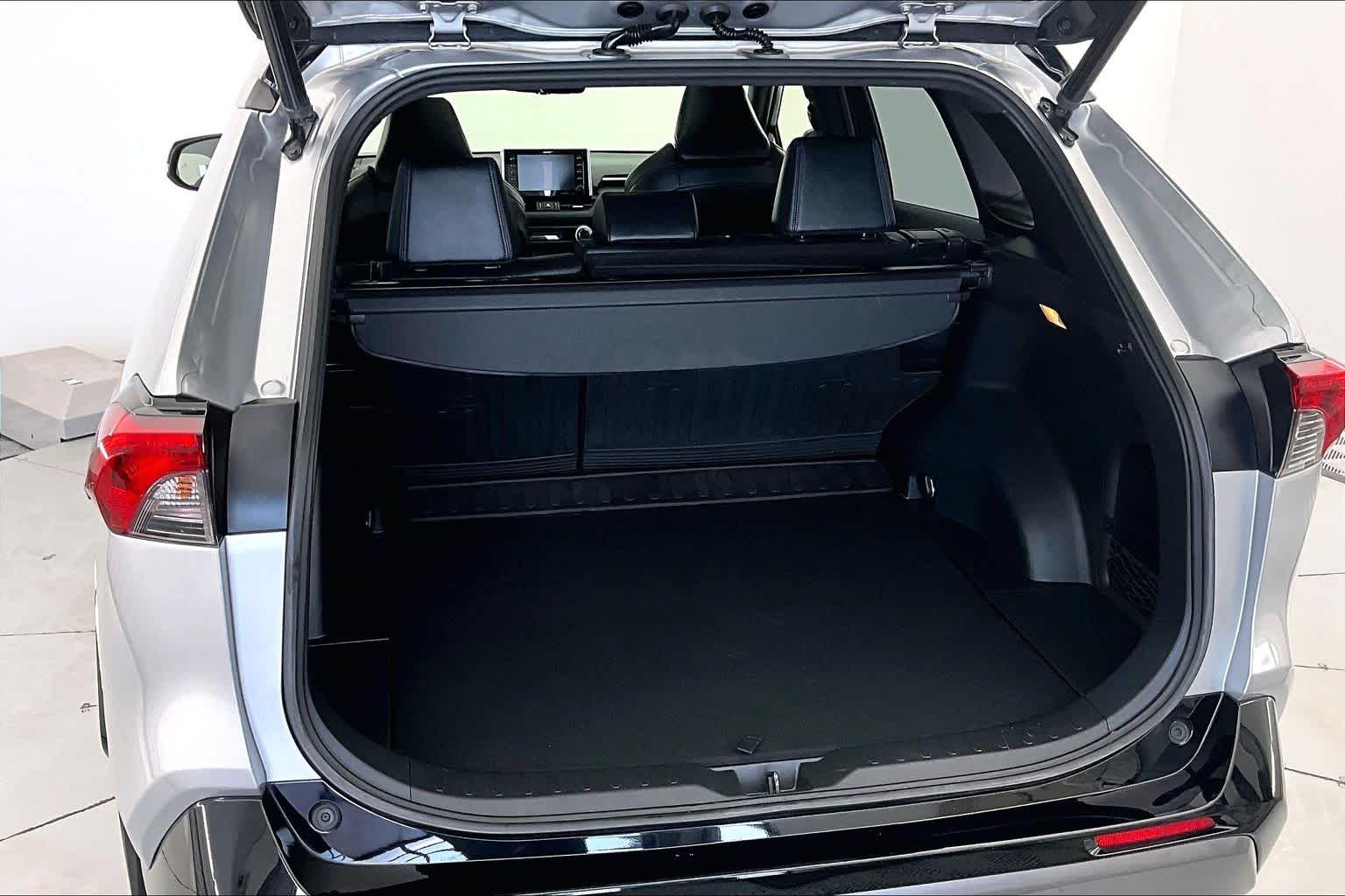 Thumbnail: 2020 Toyota RAV4 - 19