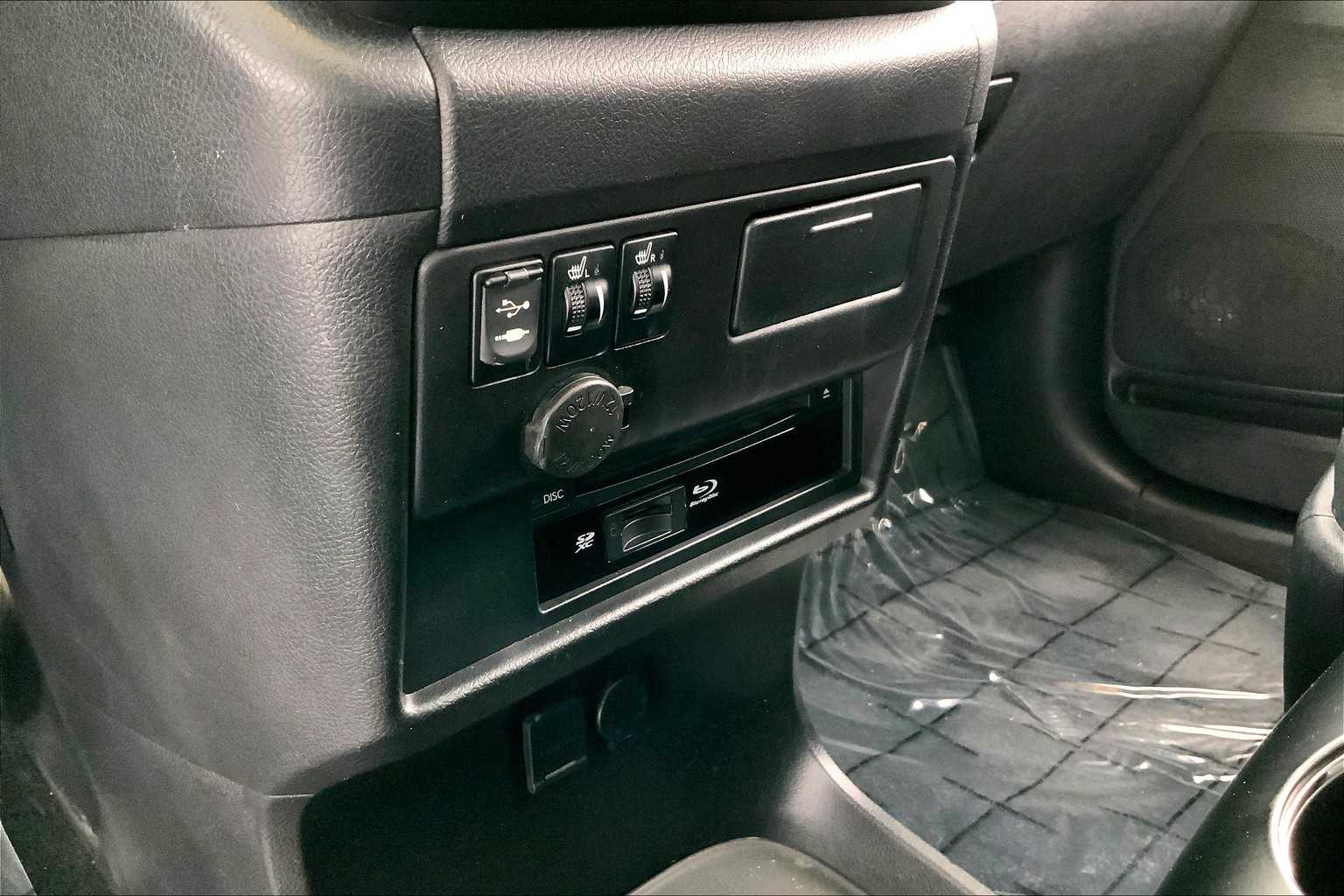 Thumbnail: 2015 Toyota Sienna - 27