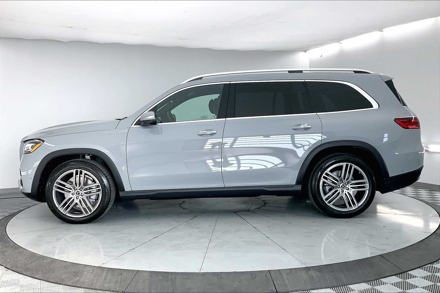 2025 Mercedes-Benz GLS 450 4MATIC 3