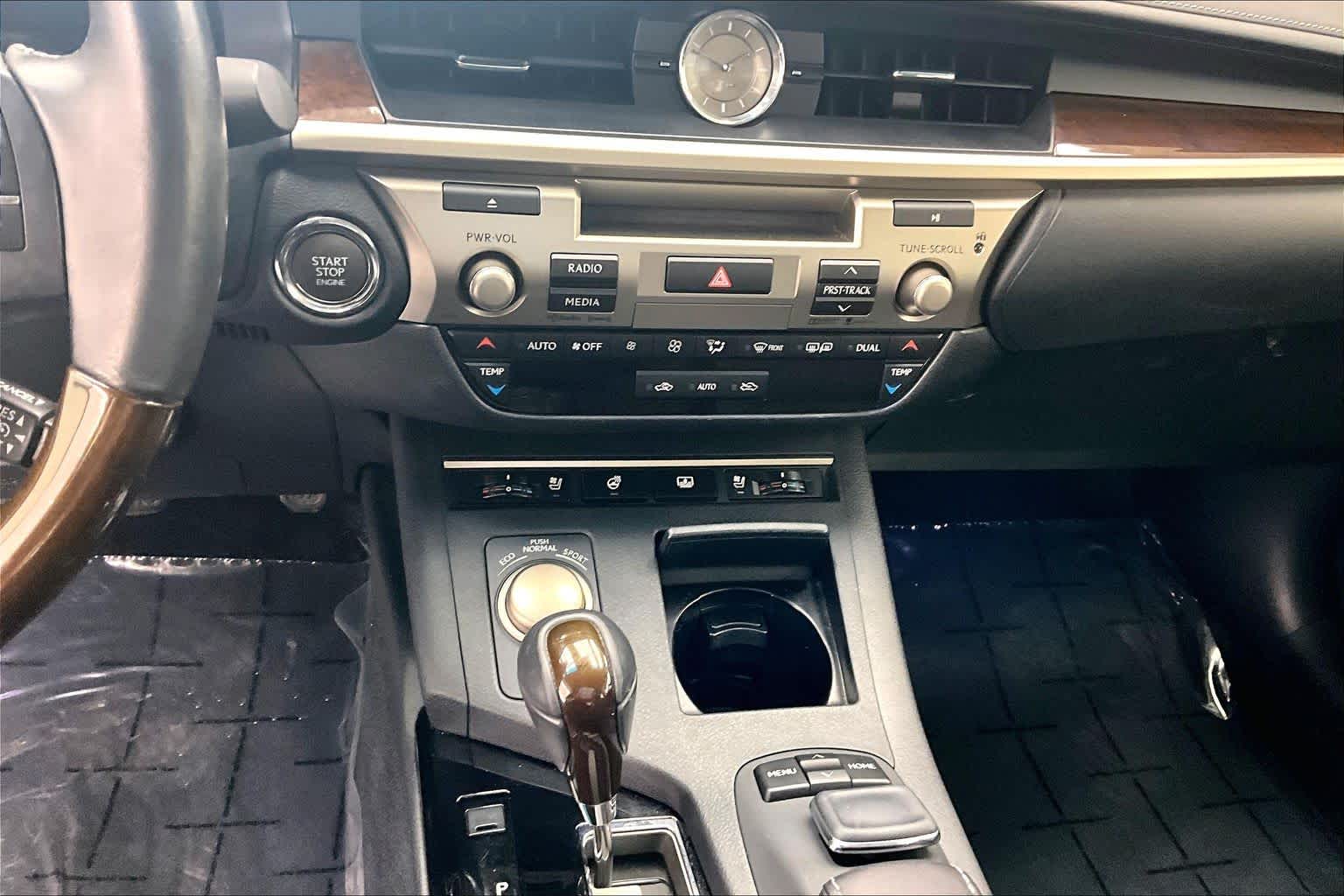 Thumbnail: 2015 Lexus ES - 27