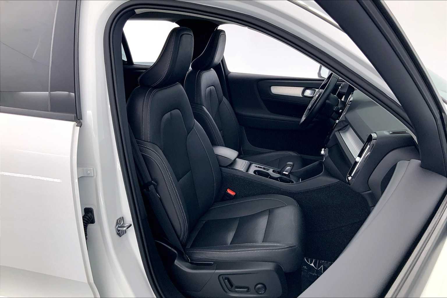 2021 Volvo XC40 T5 Momentum 14