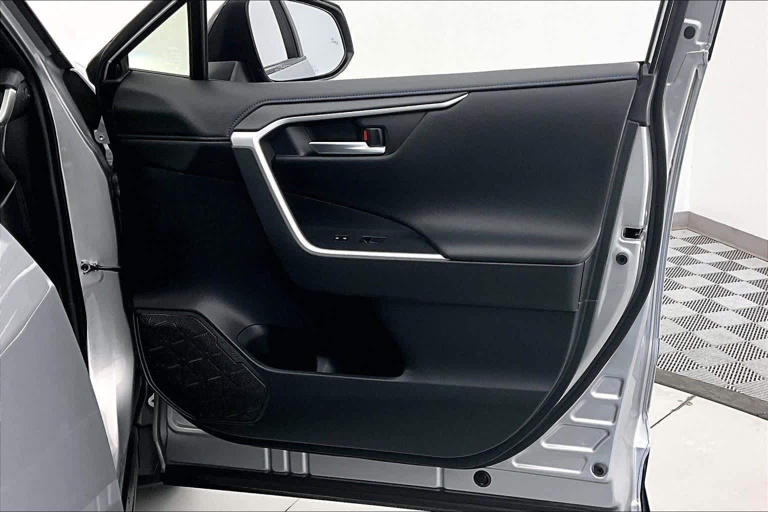 Thumbnail: 2020 Toyota RAV4 - 24