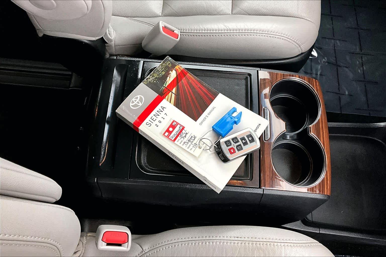 Thumbnail: 2017 Toyota Sienna - 20