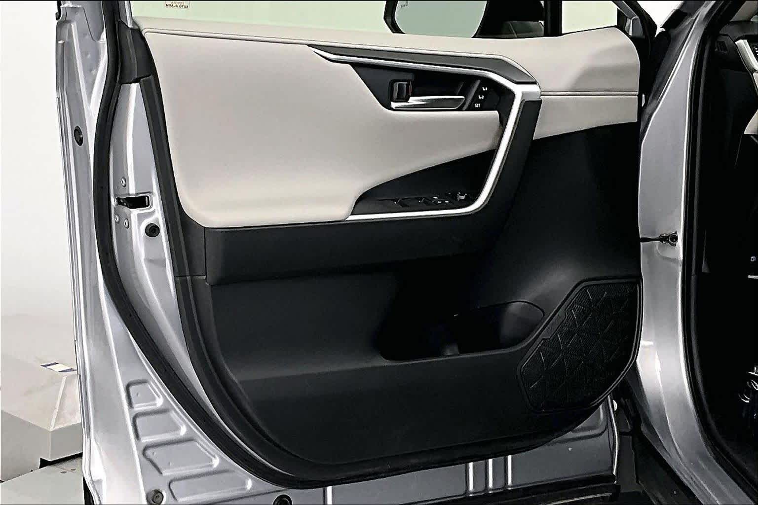 Thumbnail: 2020 Toyota RAV4 - 23