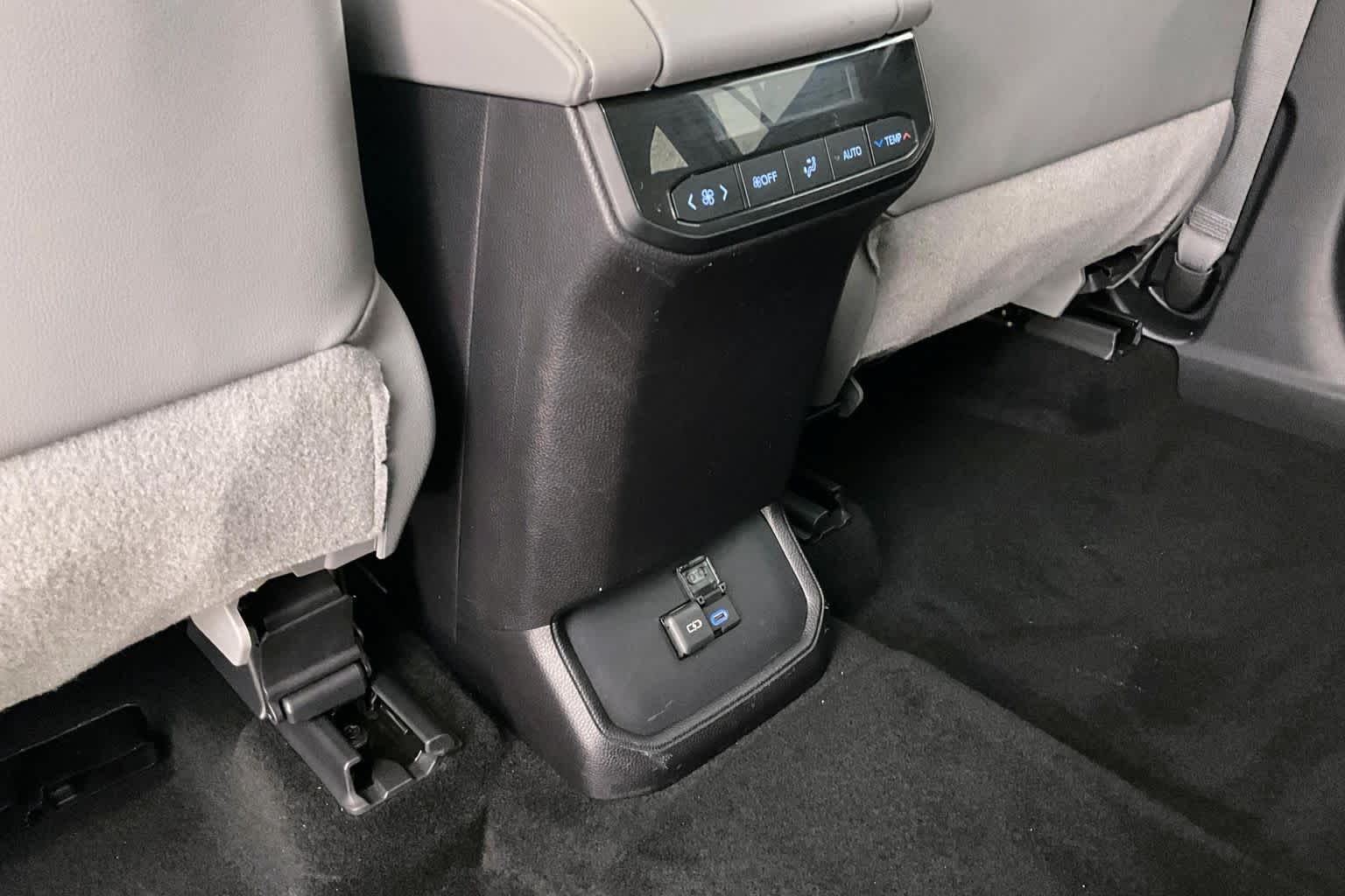 Thumbnail: 2022 Toyota Highlander - 28