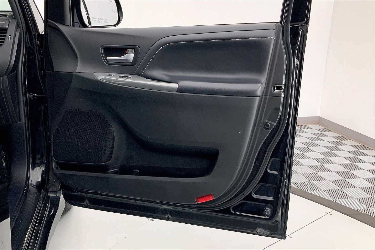 Thumbnail: 2015 Toyota Sienna - 24