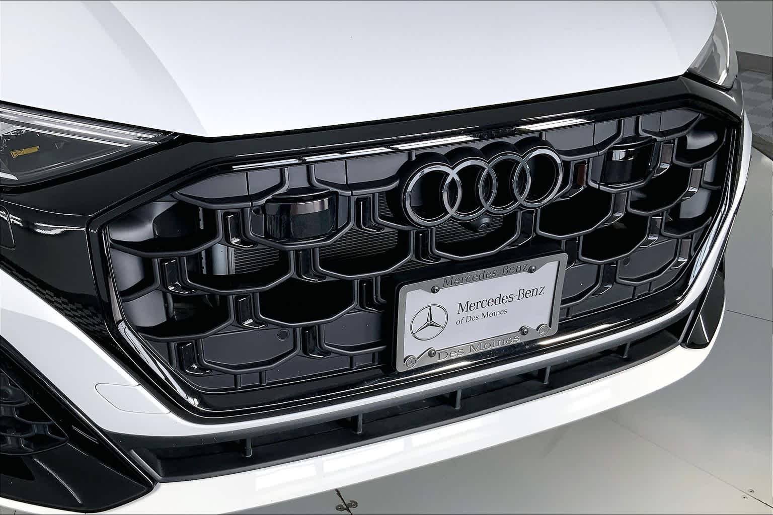 Thumbnail: 2024 Audi Q8 - 25