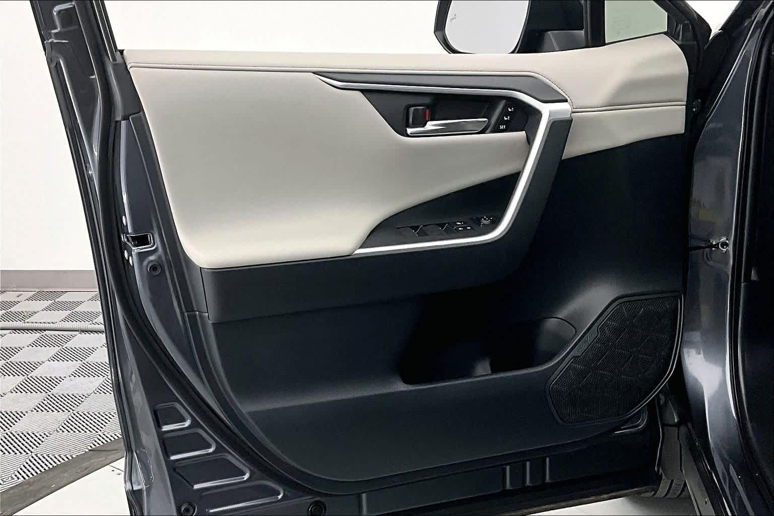 Thumbnail: 2023 Toyota RAV4 - 23