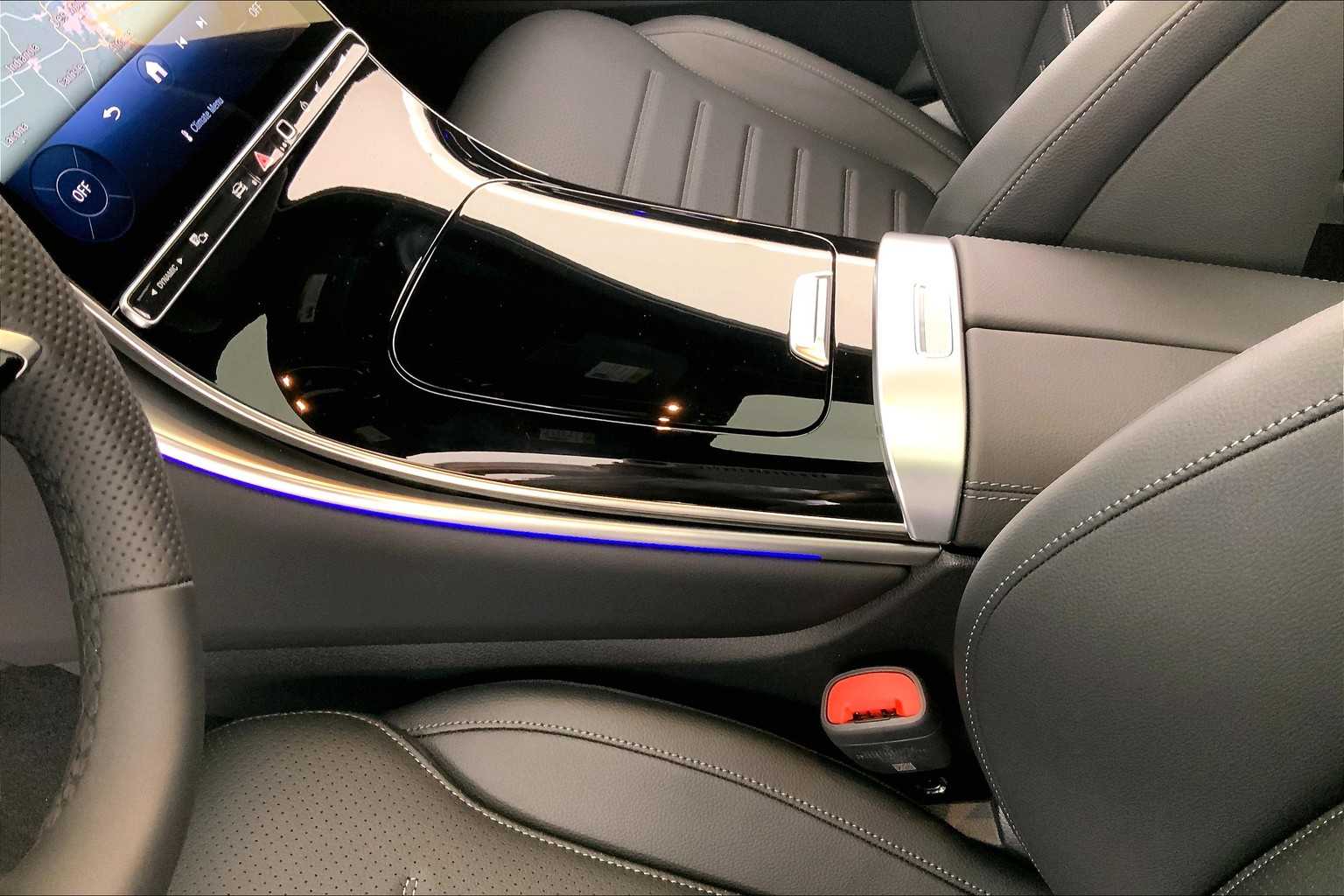 Thumbnail: 2025 Mercedes-Benz GLC - 17