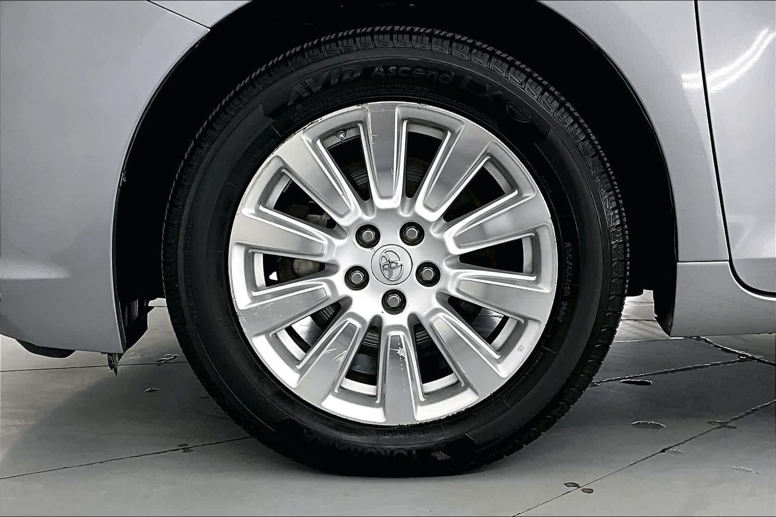 Thumbnail: 2017 Toyota Sienna - 8