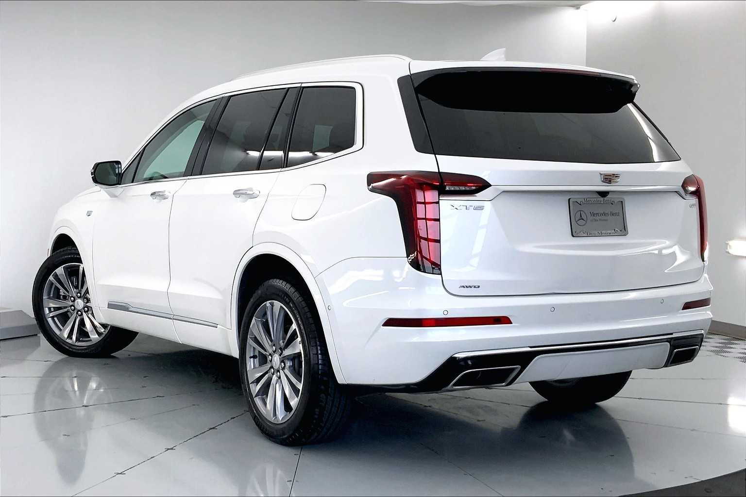 Thumbnail: 2022 Cadillac XT6 - 4