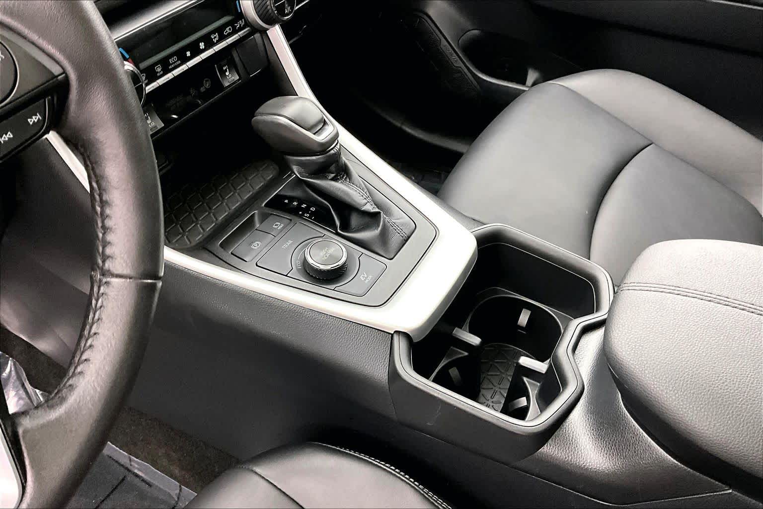 Thumbnail: 2022 Toyota RAV4 - 17