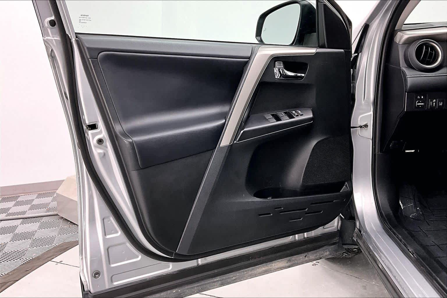 Thumbnail: 2018 Toyota RAV4 - 23