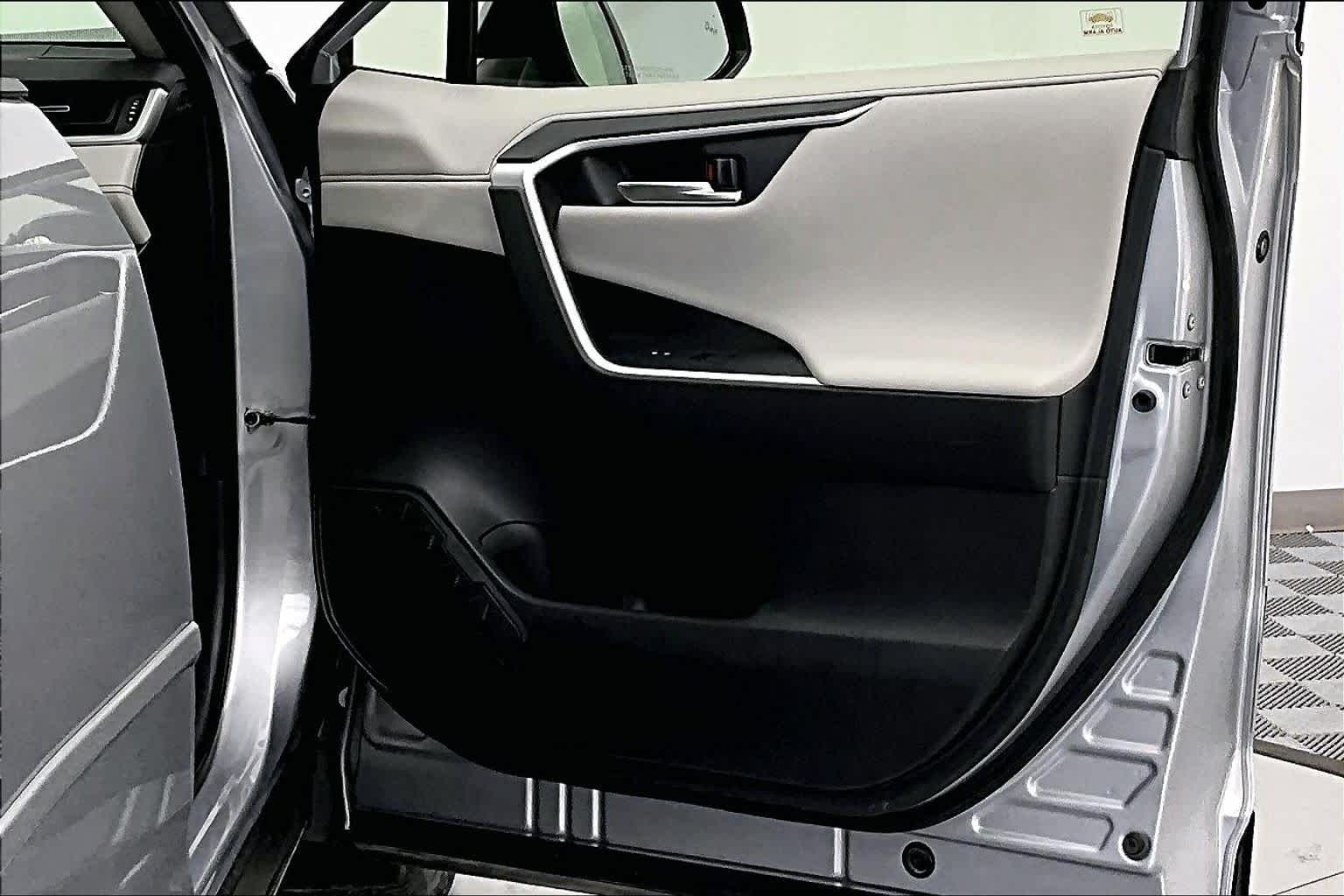 Thumbnail: 2020 Toyota RAV4 - 24