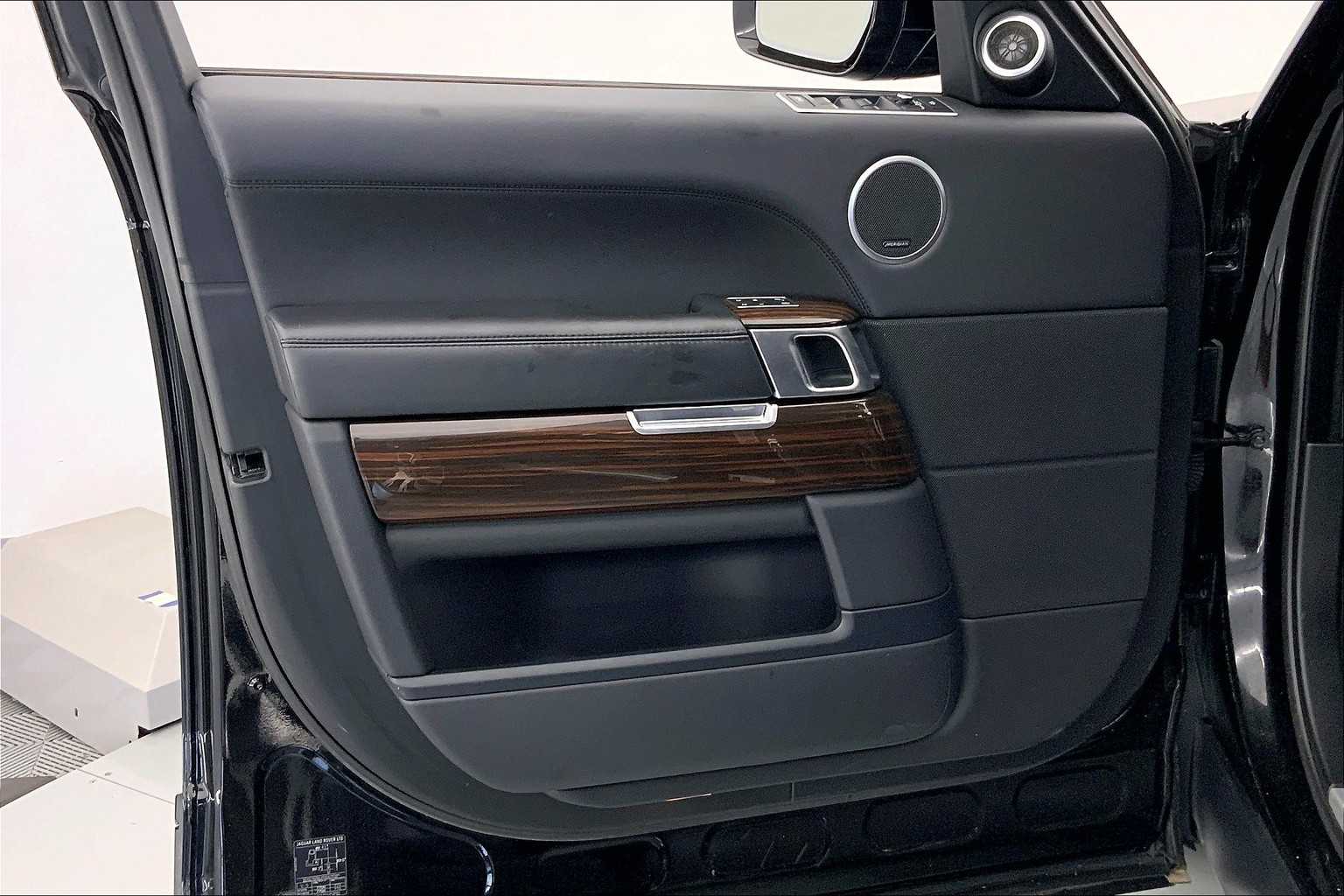 Thumbnail: 2017 Land Rover Range Rover - 23