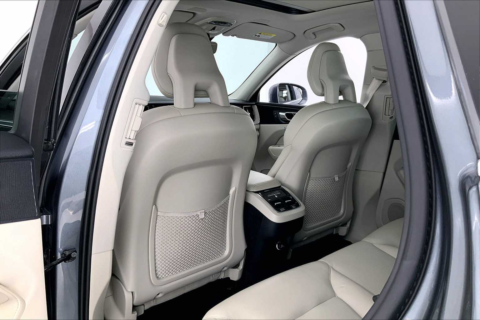 Thumbnail: 2018 Volvo XC60 - 12
