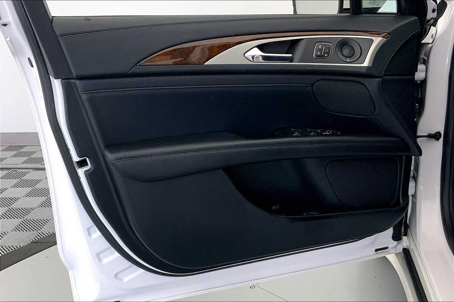 Thumbnail: 2020 Lincoln MKZ - 23