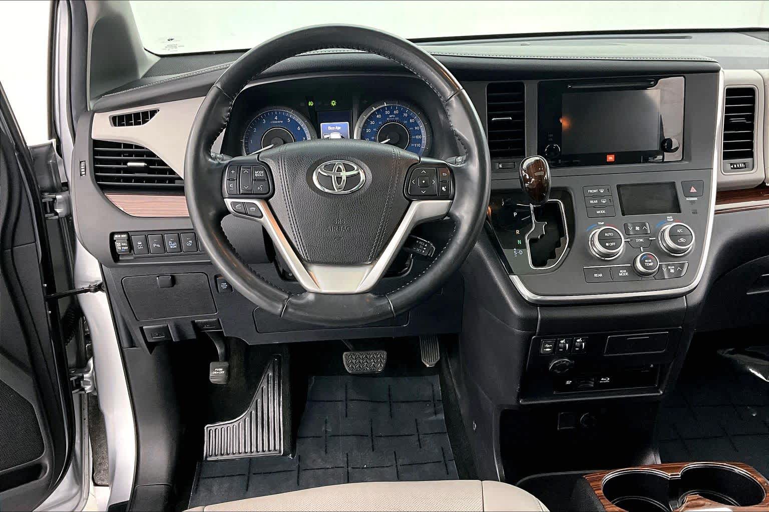 Thumbnail: 2017 Toyota Sienna - 15